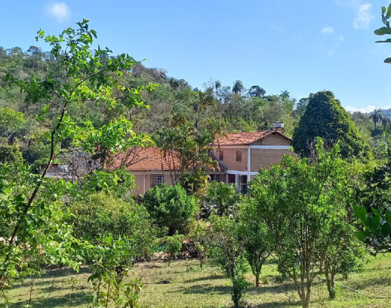 Sitio com acesso por estrada asfaltada, proximidade da BR-381.